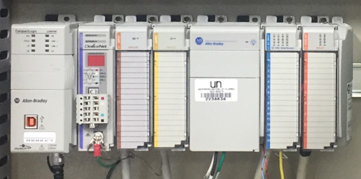 Banco de PLC de la marca Allen-Bradlley <br> Fuente: Elaboración propia. Foto tomada en el edificio 453. Laboratorio de automatización de máquinas 101. Universidad Nacional de Colombia - Sede Bogotá
