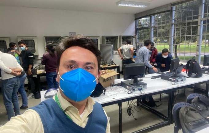 Práctica voluntaria presencial <br> Fuente: Elaboración propia. Fotografía tomada de la clase realizada en la segunda semana de enero de 2022