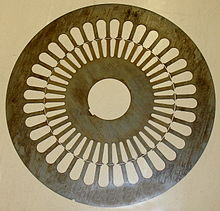 Einzelne Lamelle eines Eisenblechpaketes eines Läufers und Ständers (Bildquelle: www.wikipedia.org)