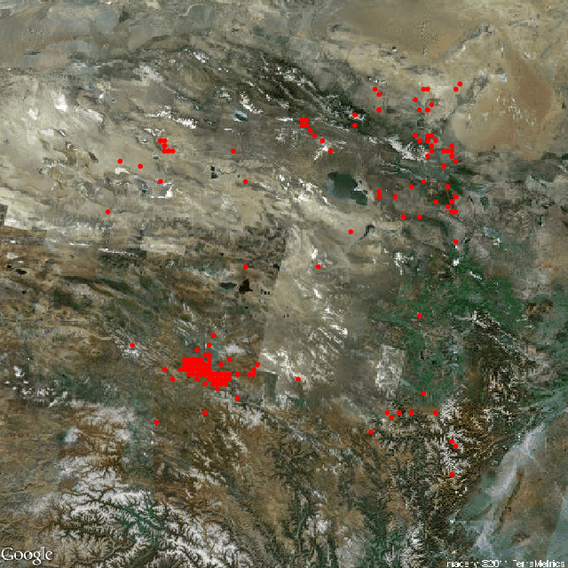 在卫星地图上标记地震发生的地点和震级:左图仅标记地点,右图用圆圈大小代表震级大小。