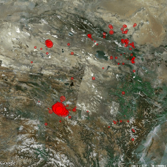 在卫星地图上标记地震发生的地点和震级:左图仅标记地点,右图用圆圈大小代表震级大小。